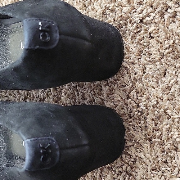Elegant Black Women's Calvin Klein Suede Pumps - Picture 5 of 13